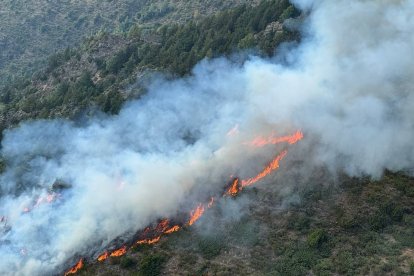 El incendio se desplazó desde la falda de la montaña hacia la cresta