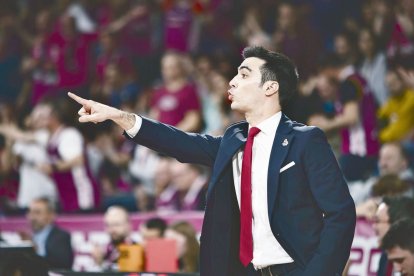 Gerard Encuentra, donant instruccions durant un partit al Barris Nord. - ACB PHOTO/POL PUERTAS