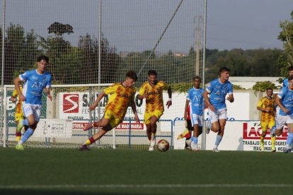 Fran Magno porta la pilota en una acció del partit d’ahir a Binèfar. - LLEIDA CF
