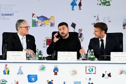 Volodímir Zelenski parla per telèfon entre Keir Starmer i Emmanuel Macron. - ACN