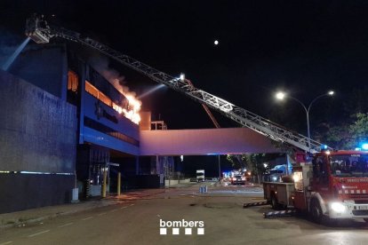 Una dotació dels Bombers treballa en l’extinció de l’incendi. - BOMBERS DE LA GENERALITAT