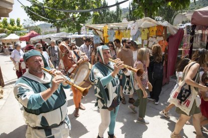 La companyia La Cremallera va amenitzar el mercat amb espectacles itinerants. - C.MARSIÑACH