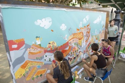 El mural s’ha instal·lat a la plaça 1 d’Octubre i representa la cultura i el teixit associatiu de Bellpuig.; Array