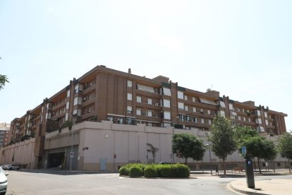 Als blocs de pisos del número 21 del carrer Bisbe Irurita, a Lleida ciutat, es lloguen diversos pisos per habitacions. - MAGDALENA ALTISENT
