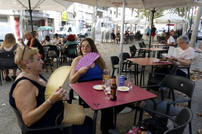 Mujeres con abanicos en una terraza en Lleida este lunes.