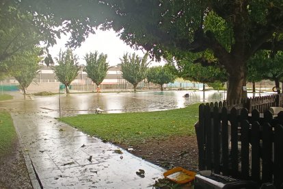 Estat en què han quedat les piscines de Torrefarrera després de la tempesta.