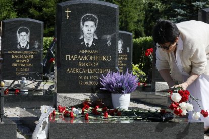 Familiares de la tripulación del submarino nuclear Kursk visitan el cementerio de Serafimovskoye. - EFE/EPA/ANATOLY MALTSEV