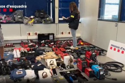 Herramientas, ropa o aparatos electrónicos, entre los objetos robados por el grupo criminal. - MOSSOS D’ESQUADRA