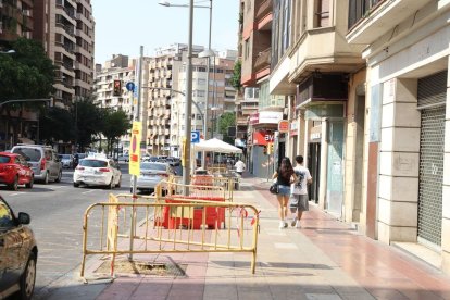 En la acera de los números pares de Rovira Roure ya no hay árboles entre Prat de la Riba y Ronda. - MAGDALENA ALTISENT