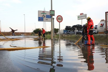 Los Bomberos actuaron ayer por una acumulación de agua en la N-230 en Torrefarrera. - MAGDALENA ALTISENT