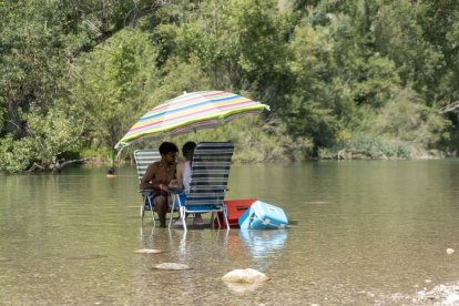 A remojo en Camarasa- Decenas de personas eligieron ayer la platgeta de Camarasa para hacer frente a las altas temperaturas. Protección Civil puso fin a la alerta Procicat por la segunda ola de calor del verano tras cinco días con temperaturas más altas de las habituales de día y de noche. - PAU PASCUAL PRAT