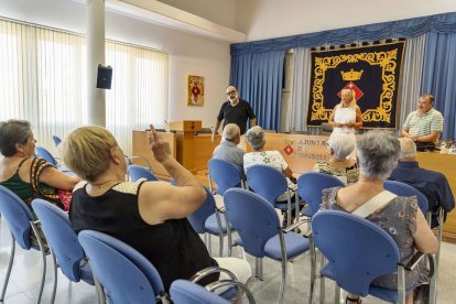 La reunión celebrada el lunes en el ayuntamiento con las parejas que no recibieron homenajes por sus bodas de oro durante la pandemia. - PAU PASCUAL PRAT