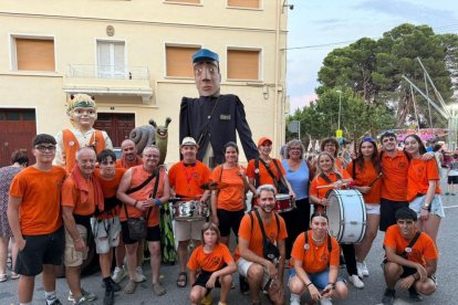 Torregrossa. Els Grallers Els Descordats fueron los encargados de asegurar el ambiente festivo por todo el municipio. - JORDI ECHEVARRIA