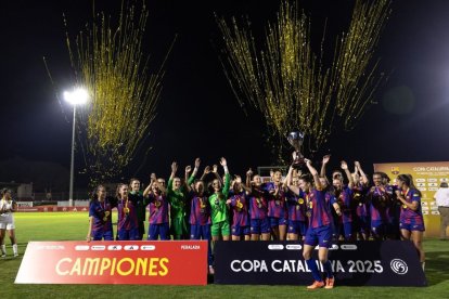 Marta Torrejón fue la encargada de levantar el trofeo de campeonas. - FCF