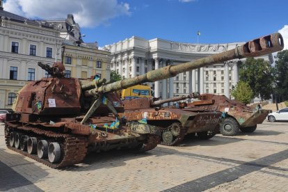 Blindados rusos destruidos y expuestos en el centro de Kyiv. - EFE/ ROSTYSLAV AVERCHUK