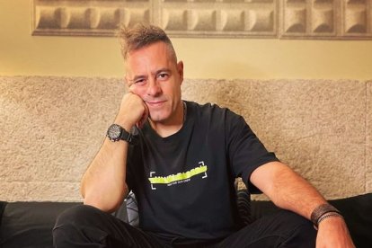 Lluís Ribalta, con la portada de su álbum ‘Bring In Back’. - LLUÍS RIBALTA