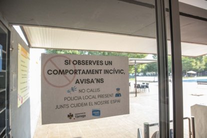 Un cartel en las piscinas de Tàrrega pide la colaboración de la ciudadanía para identificar a los autores. - C.MARSIÑACH