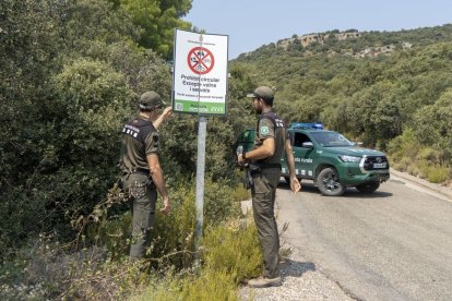 Agentes Rurales cerraron ayer el acceso, excepto a vecinos y servicios, en el Montsec d’Ares, en Àger. - PAU PASCUAL PRAT