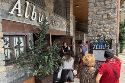 Cola a la entrada de un restaurante del Pirineo durante el puente festivo. - EDGAR ALDANA