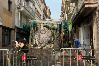 Imagen de los restos quemados del decorado inspirado en el arte maya. - ACN