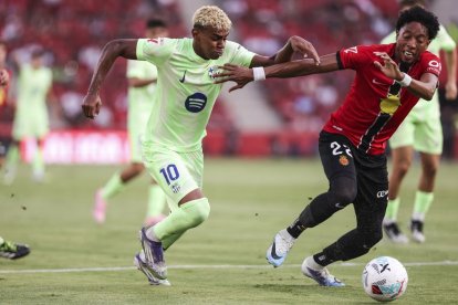 Lamine Yamal, en una acción del partido ante el Mallorca, el sábado en Son Moix. - EUROPA PRESS