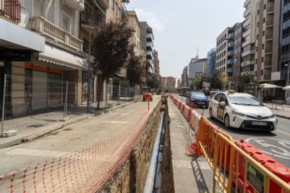 La canonada s’ha col·locat a la rasa oberta sobre un carril de circulació de l’avinguda. - PAU PASCUAL