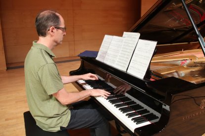 El pianista Miquel Villalba, durante el proceso de grabación del disco sobre el pianista Ricard Viñes, en el Auditorio Josep Carreras de Vila-seca.