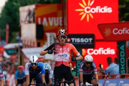 El britànic Turner, de l’equip Ineos, es va emportar la victòria a l’esprint a la localitat francesa de Voiron. - EFE