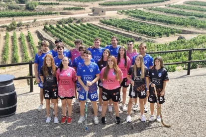 Jugadors dels dos equips van firmar un estic a Eduard Pons. - JCMC