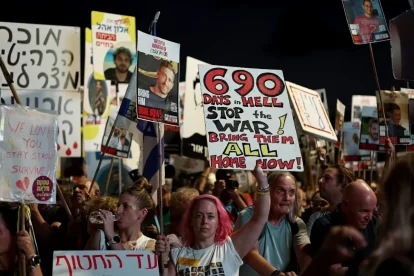 Un moment de la protesta celebrada a Tel-Aviv exigint la tornada dels ostatges. - EFE/EPA/ATEF SAFADI