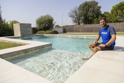 Sergio, un dels amfitrions de la plataforma, ahir al jardí de la seua casa a Raimat. - JORDI ECHEVARRIA