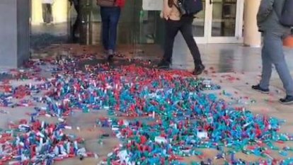 Els manifestants han llançat cartutxos de caça davant de la seu d'Agricultura a Tàrrega