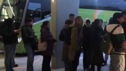 Cues de viatgers a l'estació de Tàrrega per agafar un bus.