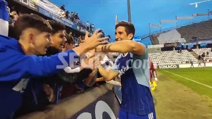 Joan Campins, l'artífez de la remuntada del Lleida Esportiu, amb l'afició en finalitzar el partit. El públic, espectacular, de nou va ser el jugador número 12.