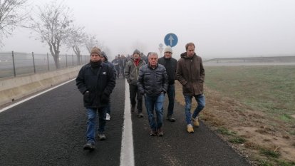 Agricultors caminant pel ramal de l’A-2 per trobar-se els tractors per procedir al tall de l’autovia a l’altura de Fondarella