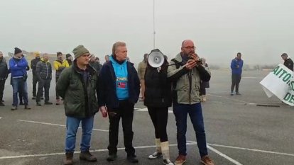 Assemblea de pagesos al tall de l'A-2 a Fondarella.