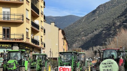 Una vintena de tractors talla la C-13 a Sort.