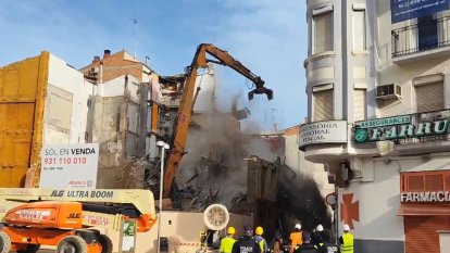 Enderroquen la façana de l'edifici del carrer Boters de Lleida que ha col·lapsat