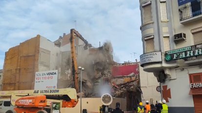 Tasques d'enderroc de les façanes del número 22 del carrer Boters, que s'ha ensorrat aquest dimecres.