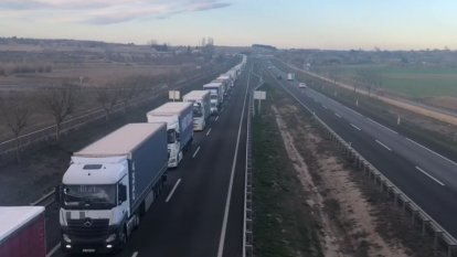 Cues quilomètriques a l’A-2 entre #Vilagrassa i #Mollerussa en sentit Barcelona pel tall dels pagesos a #Tàrrega. Tot el trànsit, bona part camions, passa per l’interior de la capital de l’Urgell on la mobilitat es complicada des de primera hora del matí