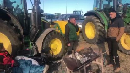 Pagesos s’escalfen al foc al tall de l’A-2 a Tàrrega després d’una nit freda