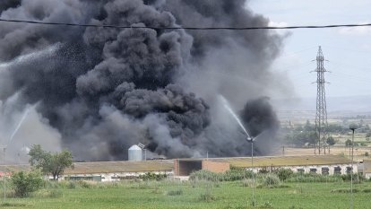 Un incendi en una explotació agrícola d'Alcoletge deixa una gran columna de fum