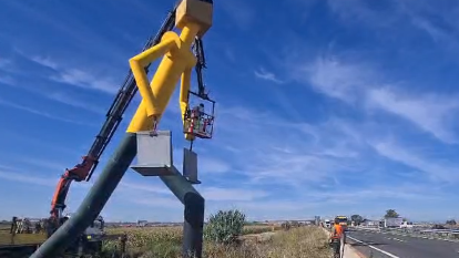Pintan el gran muñeco de hormigón del A-2 en Sidamon
