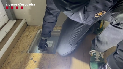 Moment en que es descobreix la caixa forta en la casa de la partida Rubinals