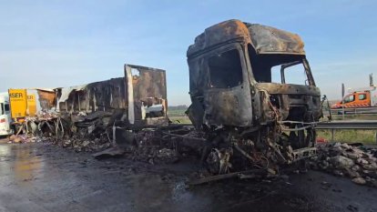 Camió incendiat en l'accident a l'AP-2 a Montoliu de Lleida / Jordi Echevarria