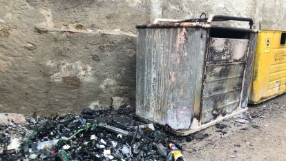 Incendi en contenidor al carrer Raval de Puigverd d'Agramunt / Laia Pedrós