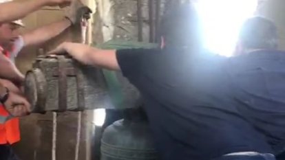 Desmunten la campana 1747 de Granyena de Segarra per restaurar-la