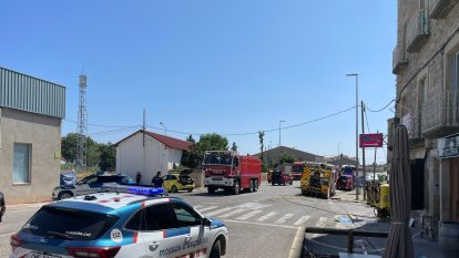 Policia científica investiga el local amb bombers