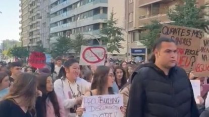 Uns 300 estudiants es manifesten a Lleida contra els casos de bullying