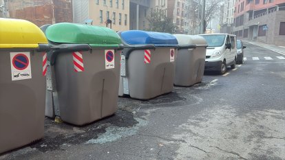Incendi en contenidors a la plaça Antoni Maria Claret de Lleida